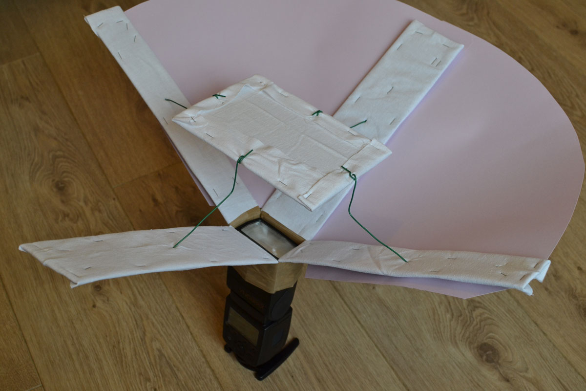 Cinquième étape : assemblez l'arrière de la lightbox grâce au papier cartonné