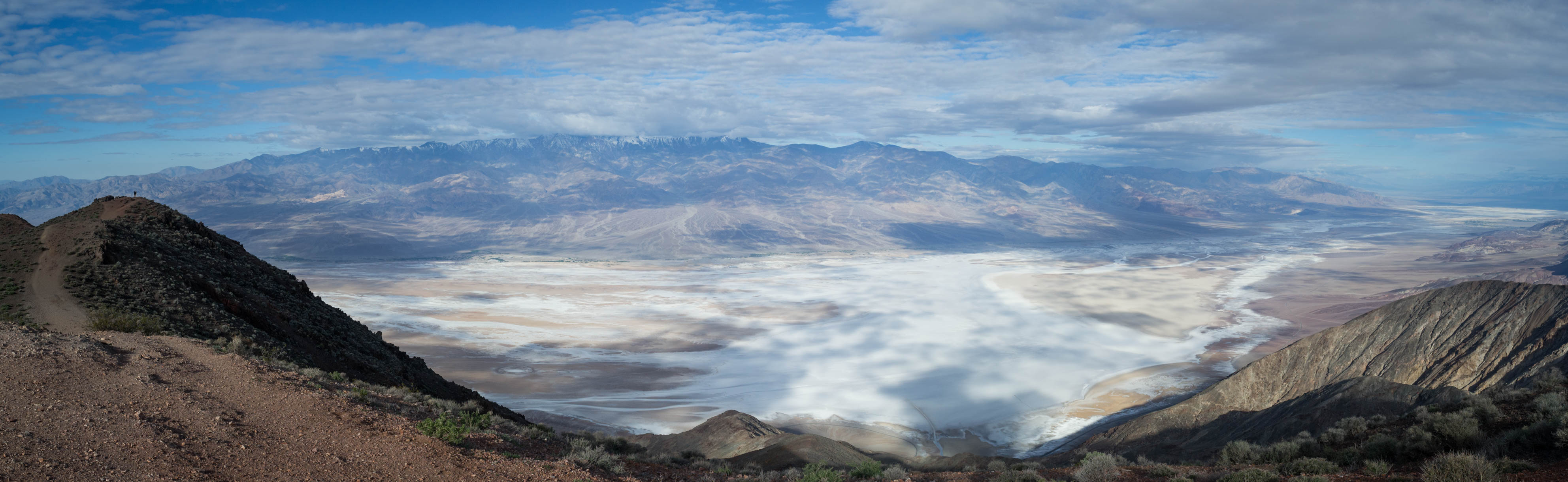 Dantes View avec un point de vue sublime sur le désert de sel, 1755m plus bas