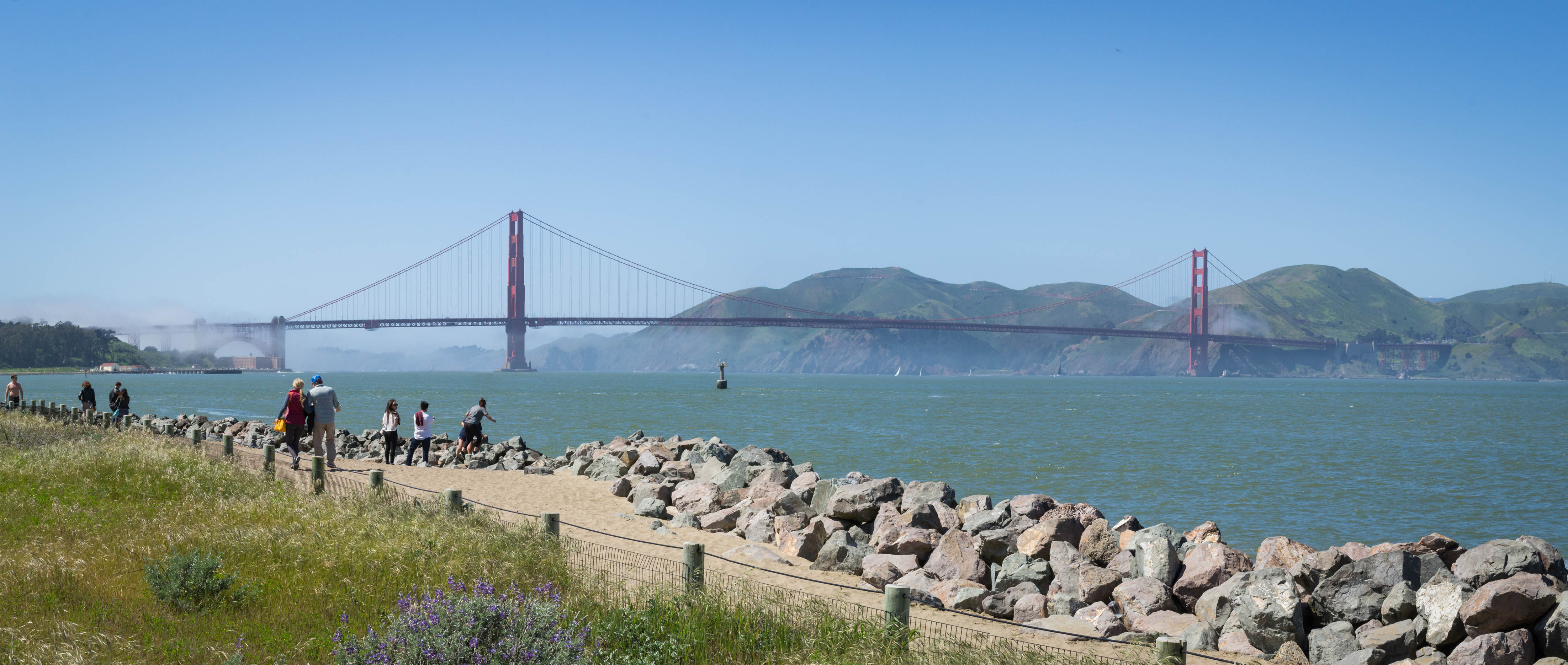 La vue sur le Golden Gate Bridge se précise à mesure qu'on avance