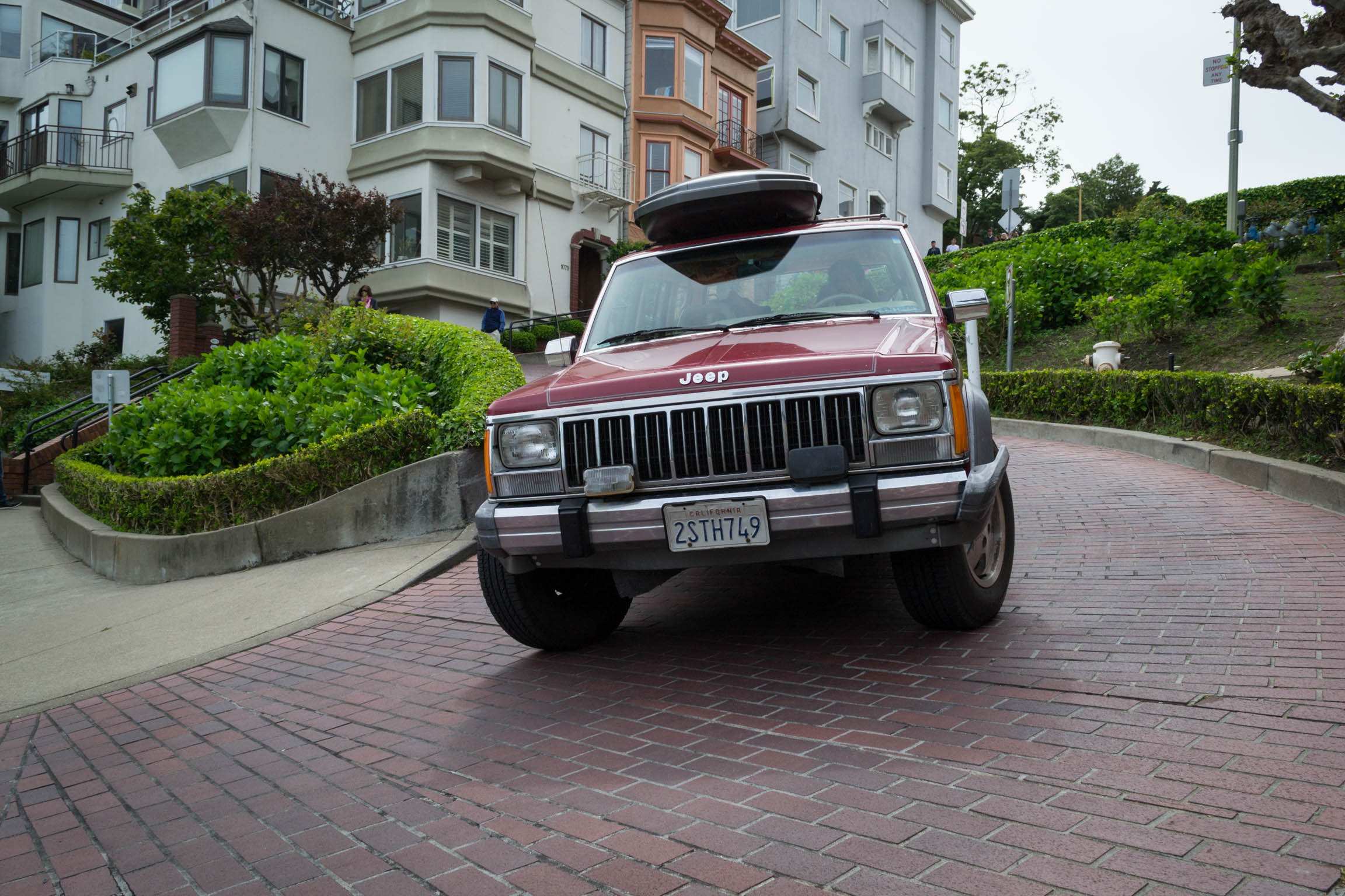 Les voitures serpentent Lombard Street