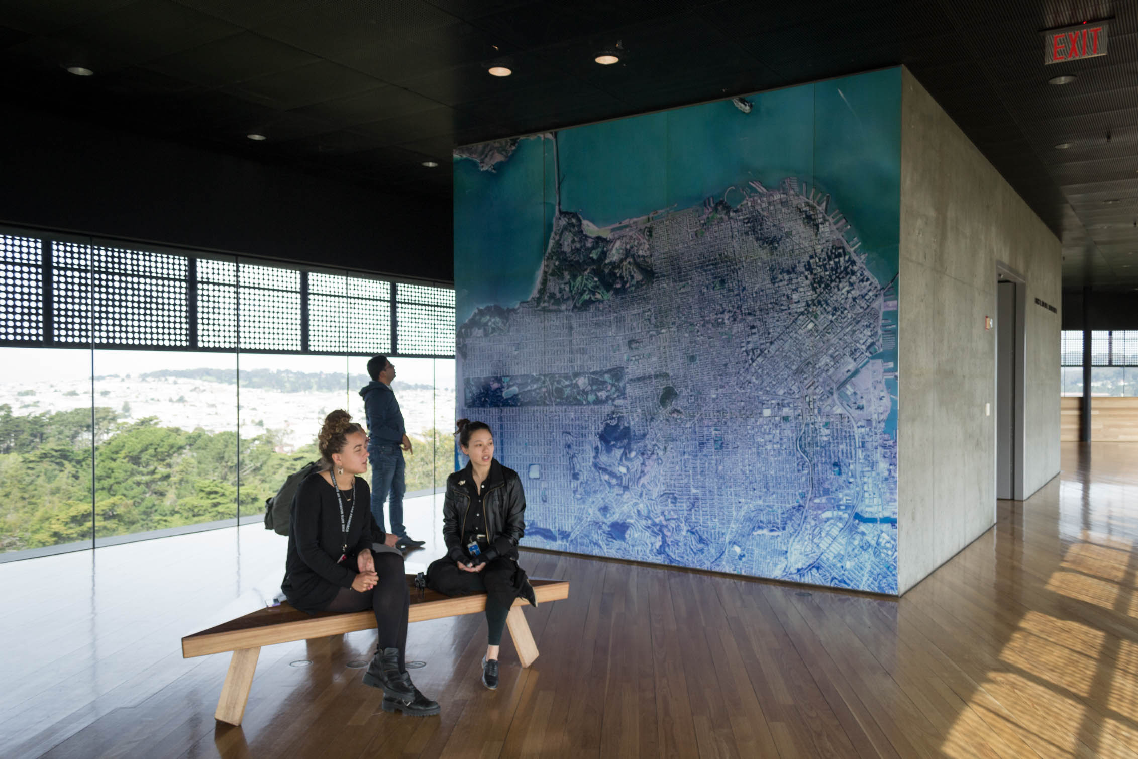 Au sommet du De Young Museum une vue panoramique et une carte satellite de la ville
