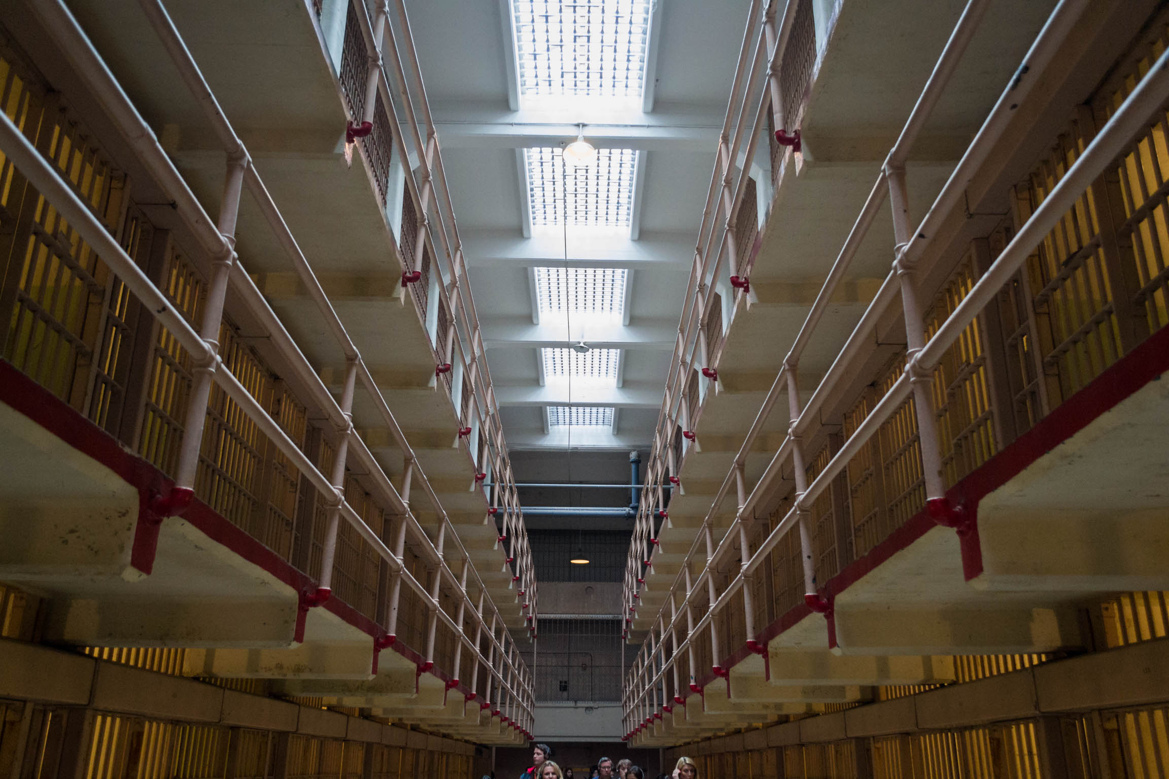 Les allées de la prison, des rangées de cellules sur 3 étages organisées en blocs