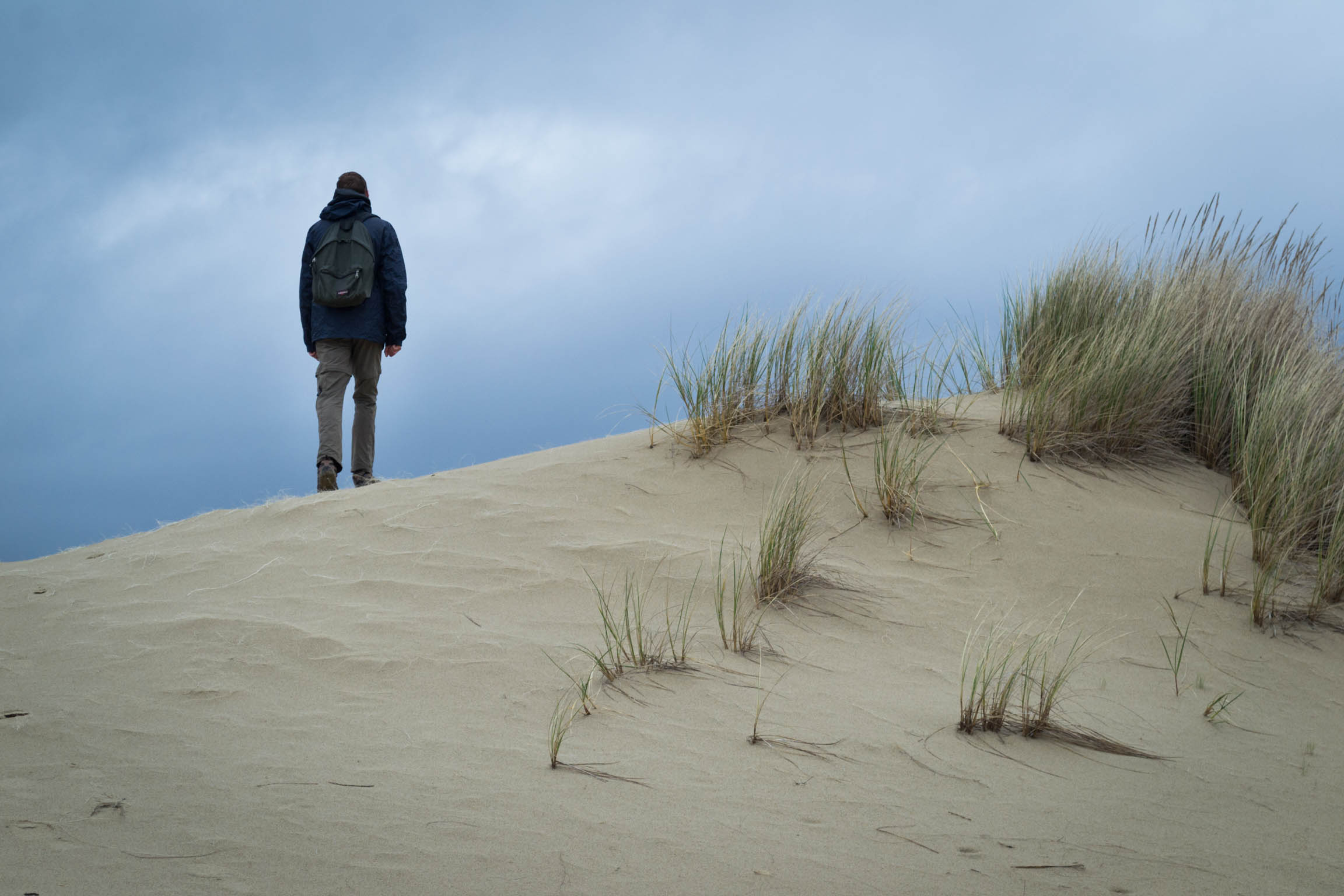 La randonnée sur les dunes pour chercher un chemin alternatif
