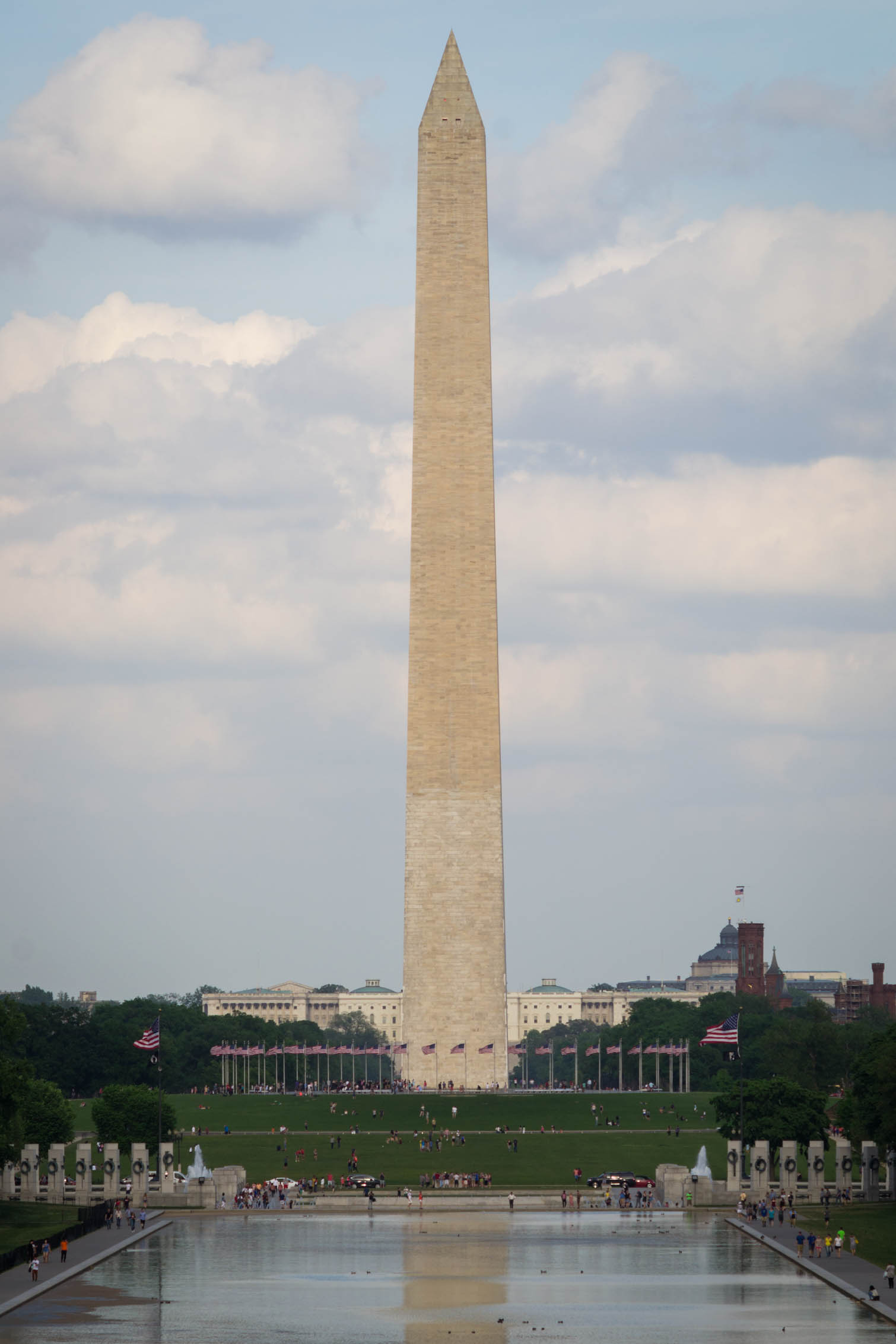 Le Washington Monument dans l'axe principal du Mall depuis le Lincoln Memorial