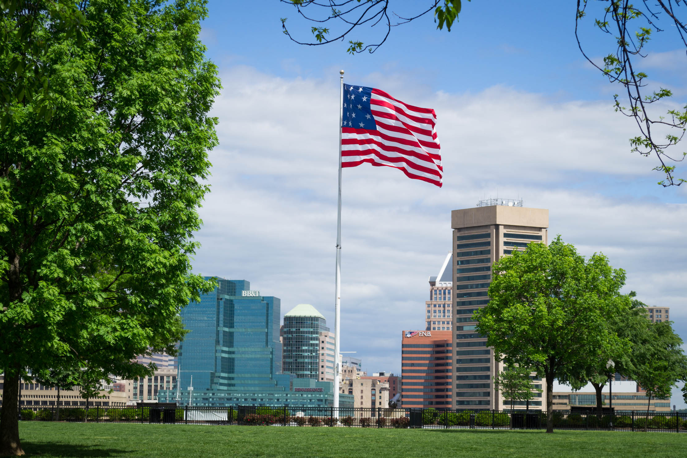 Le drapeau américain devant le Downtown depuis le Federal Hill Park