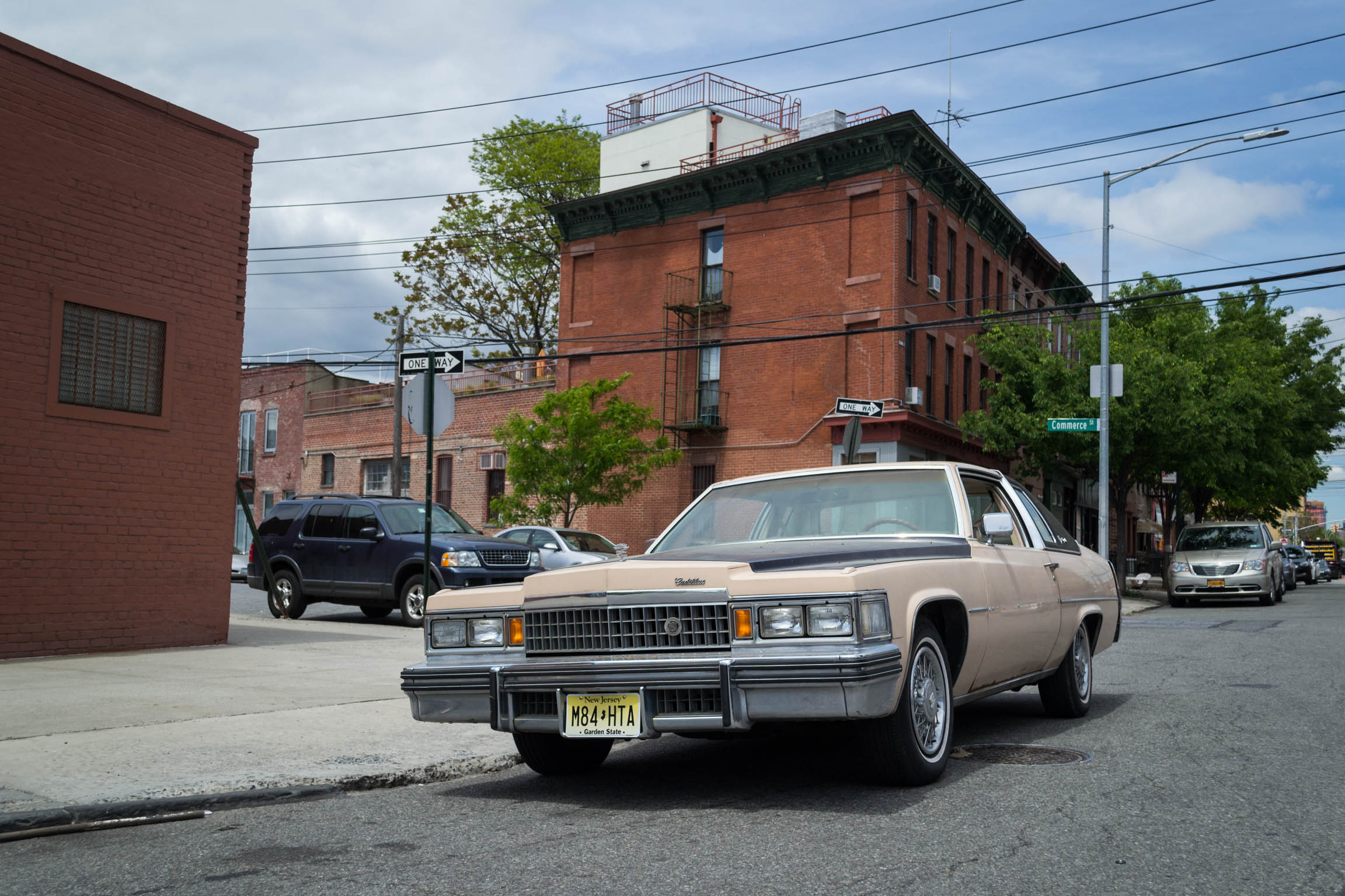 Une voiture ancienne en plein Brooklyn