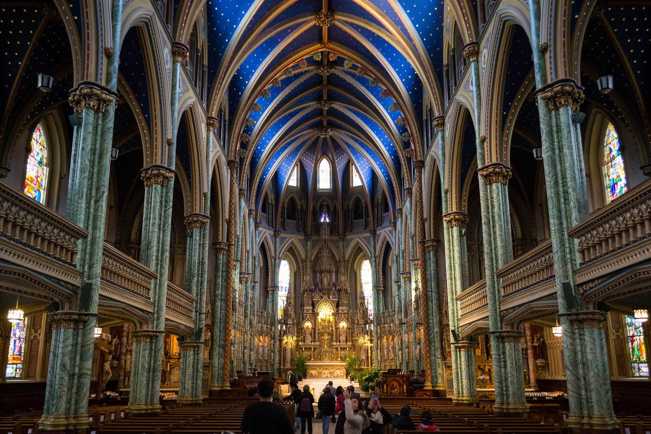 L'intérieur de la Basilique-Cathédrale Notre Dame