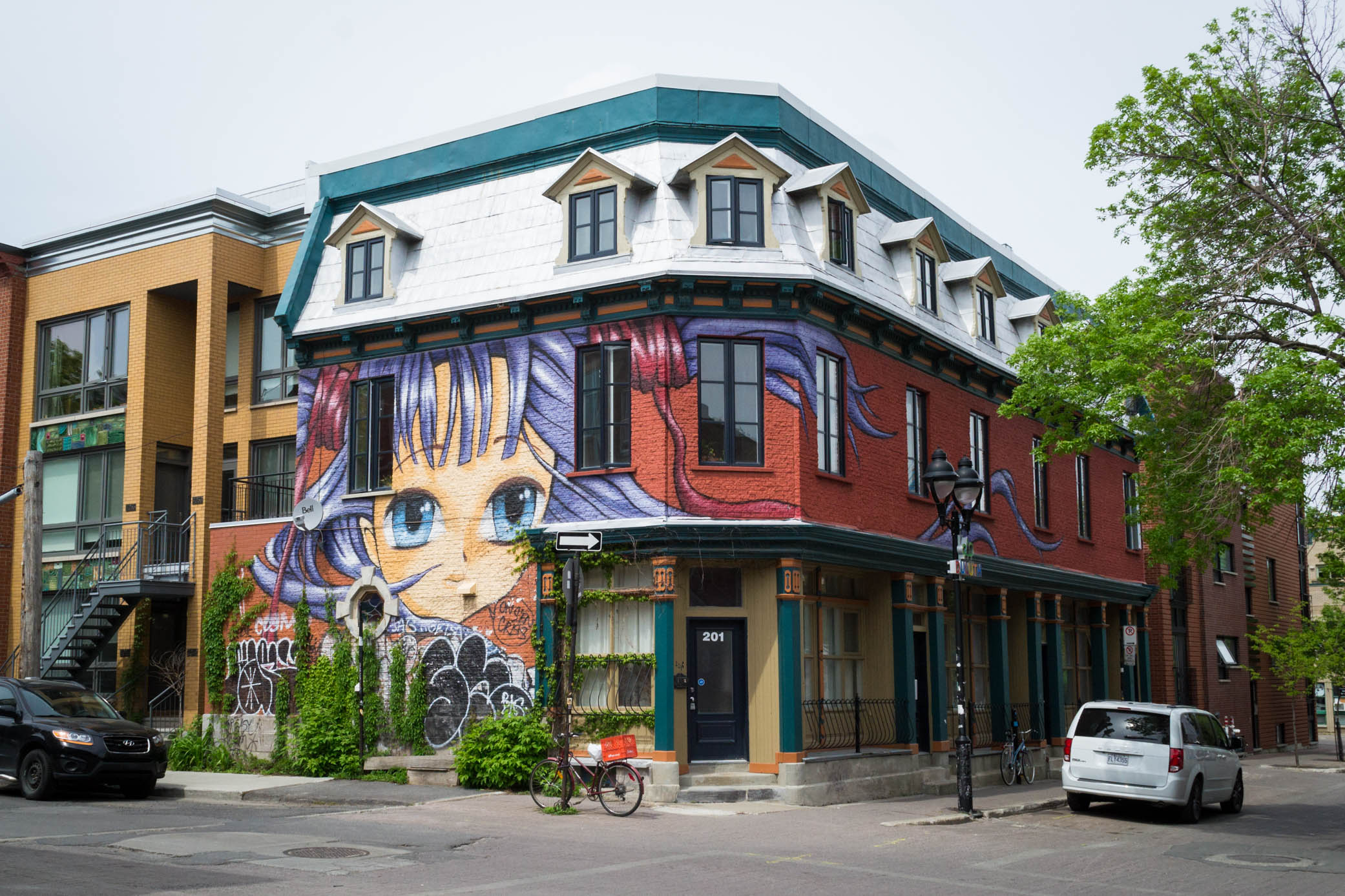 Un bâtiment décoré faisant l'angle de la rue