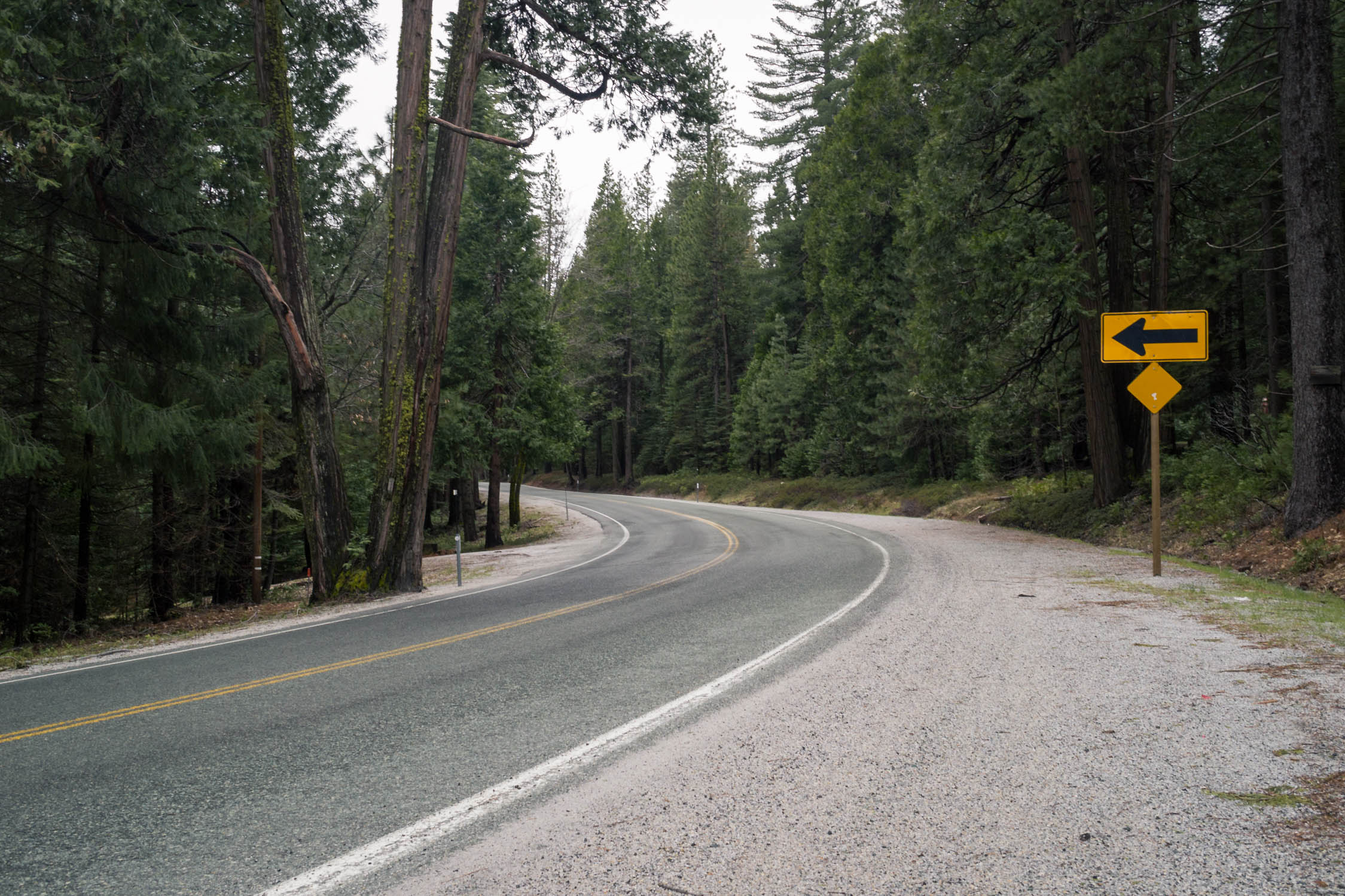 Les panneaux de signalisation sont placés sur le bord droit de la route