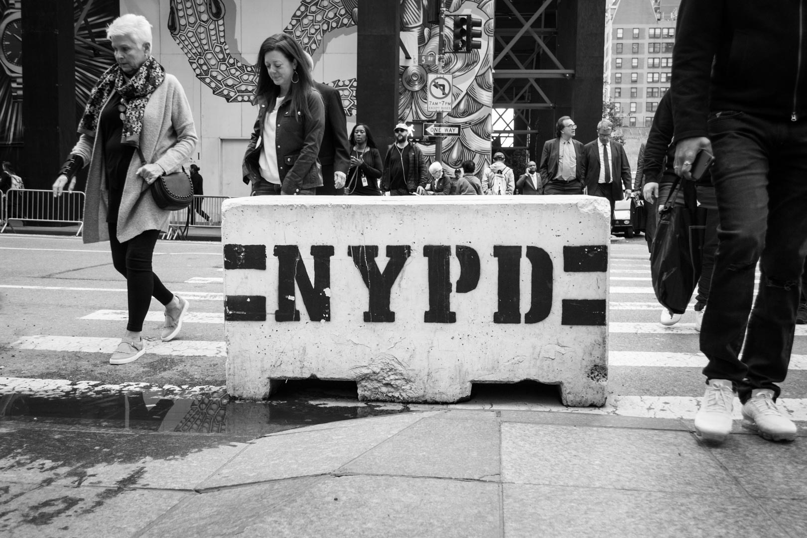 Un flot continu autour d'un bloc NYPD à New-York